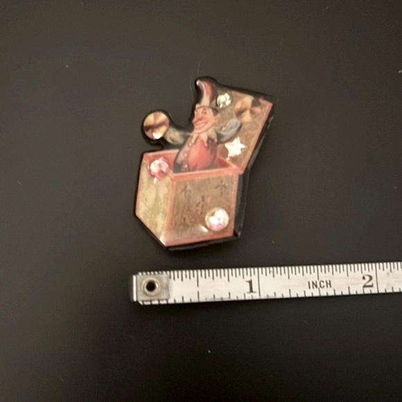 NWOT VINTAGE DESIGNS FROM THE DEEP JACK-IN-THE-BOX BROOCH - Picture 5 of 5